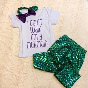 T-shirt, shiny green leggings and bow